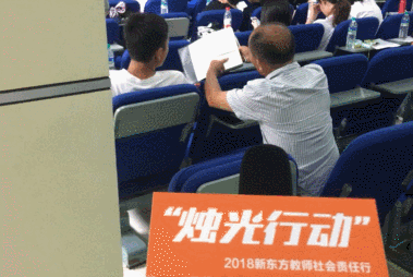 程老师与老师课间探讨教学内容