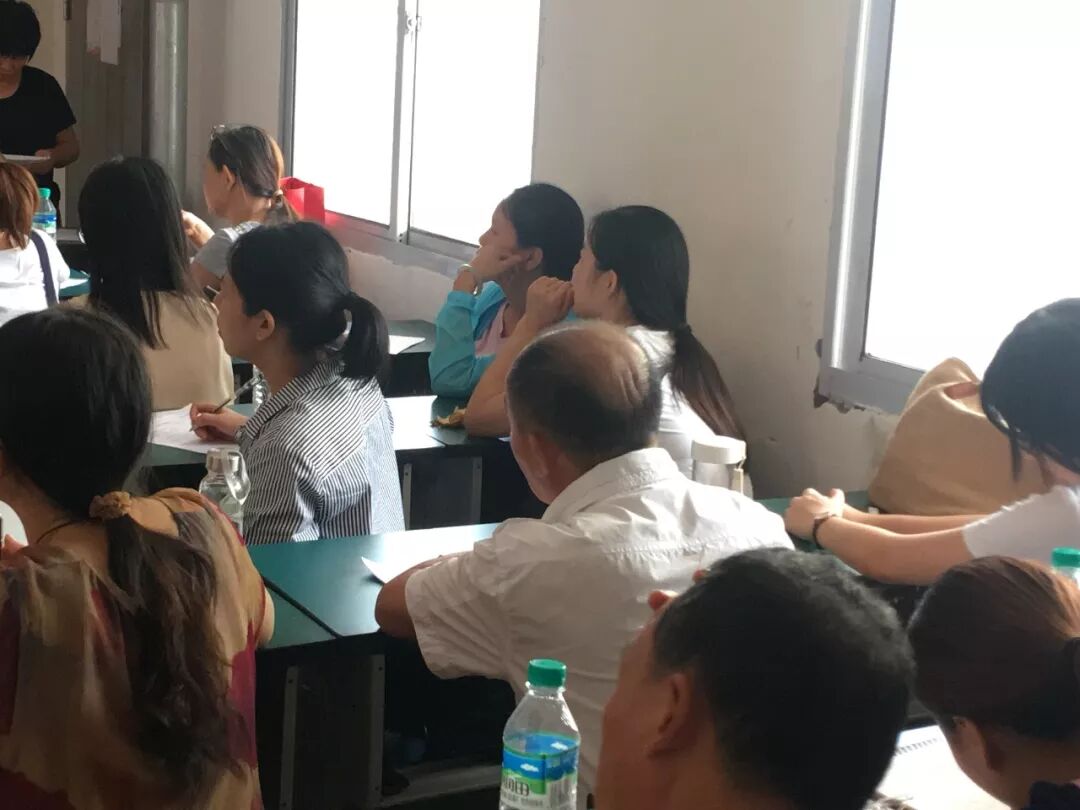 程老师认证听课的背影