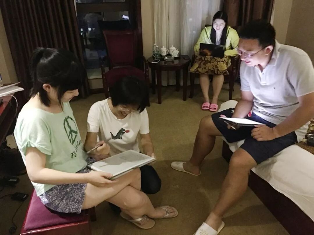 志愿者教师探讨教学内容